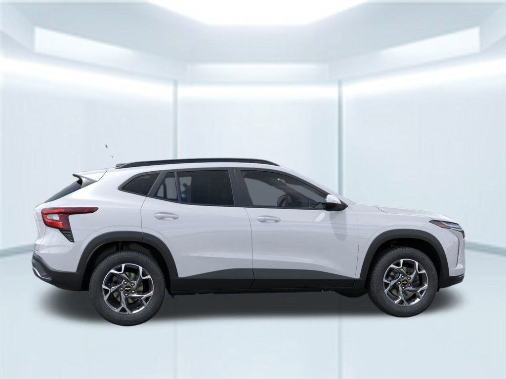 2025 Chevrolet Trax LT photo 4