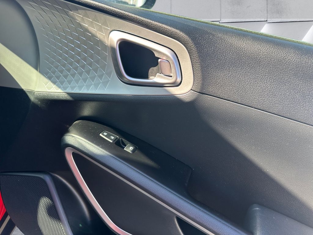 2022 Kia Soul LX photo 13