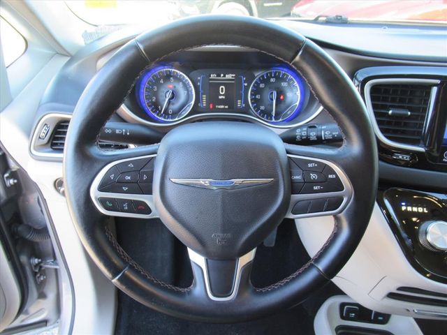 2017 Chrysler Pacifica Touring L photo 15