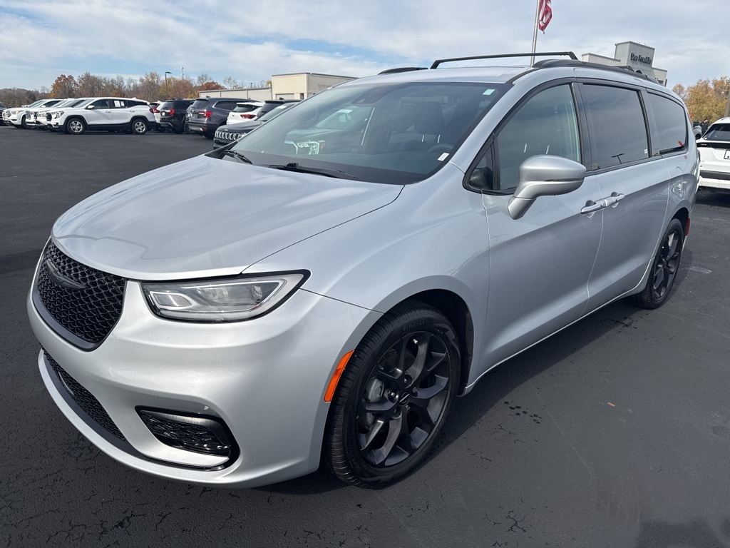 2022 Chrysler Pacifica Touring L's photo