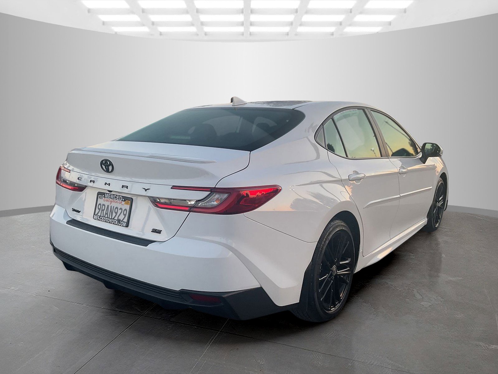 2025 Toyota Camry SE photo 3