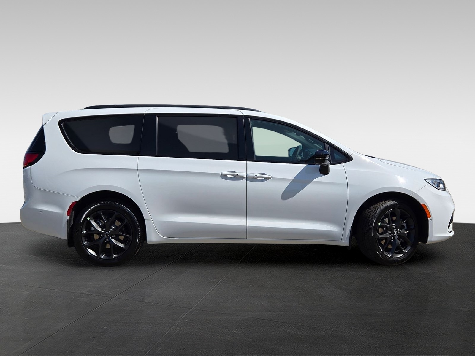 2025 Chrysler Pacifica Limited photo 3