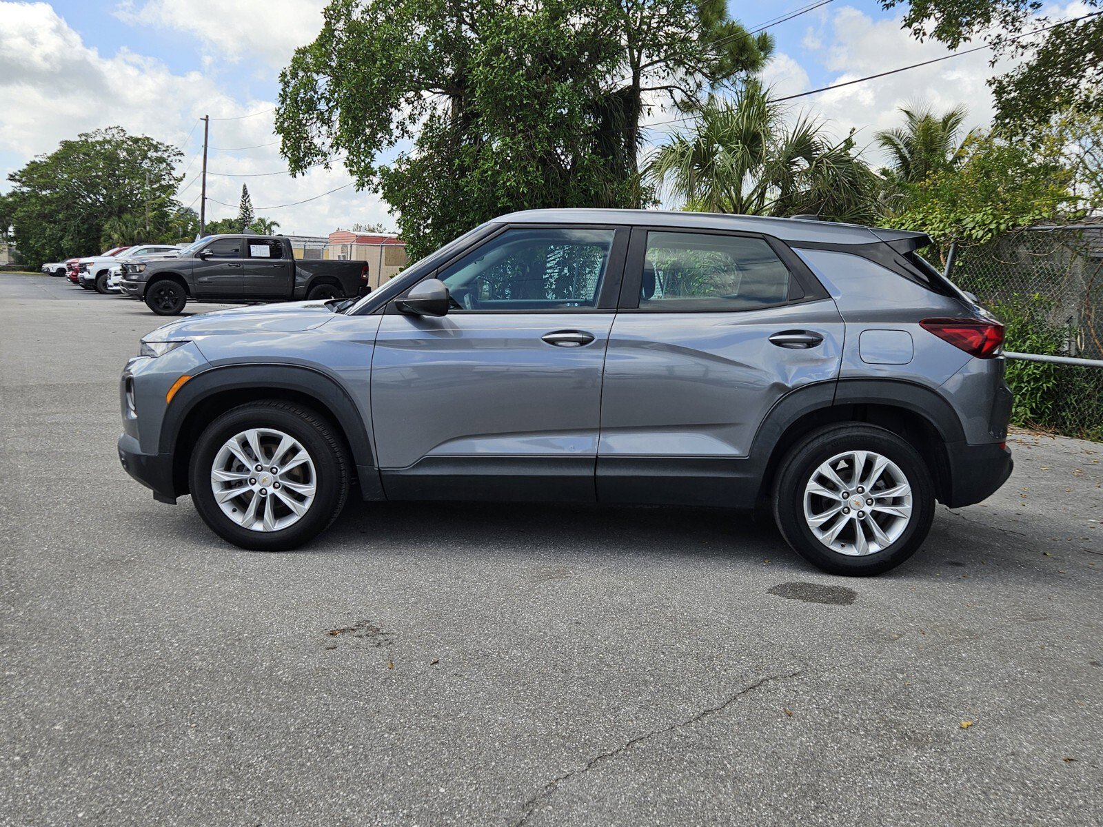 2021 Chevrolet Trailblazer LS photo 2
