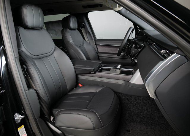 2025 Land Rover Range Rover SE photo 3