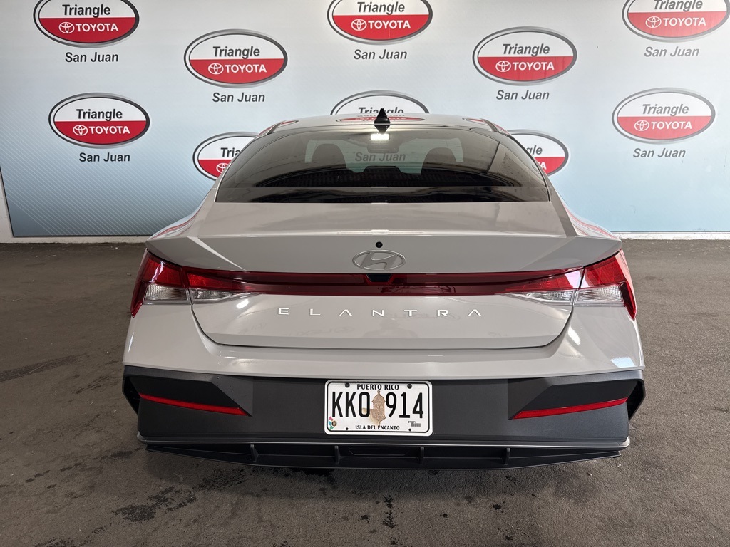 2025 Hyundai Elantra SE photo 5
