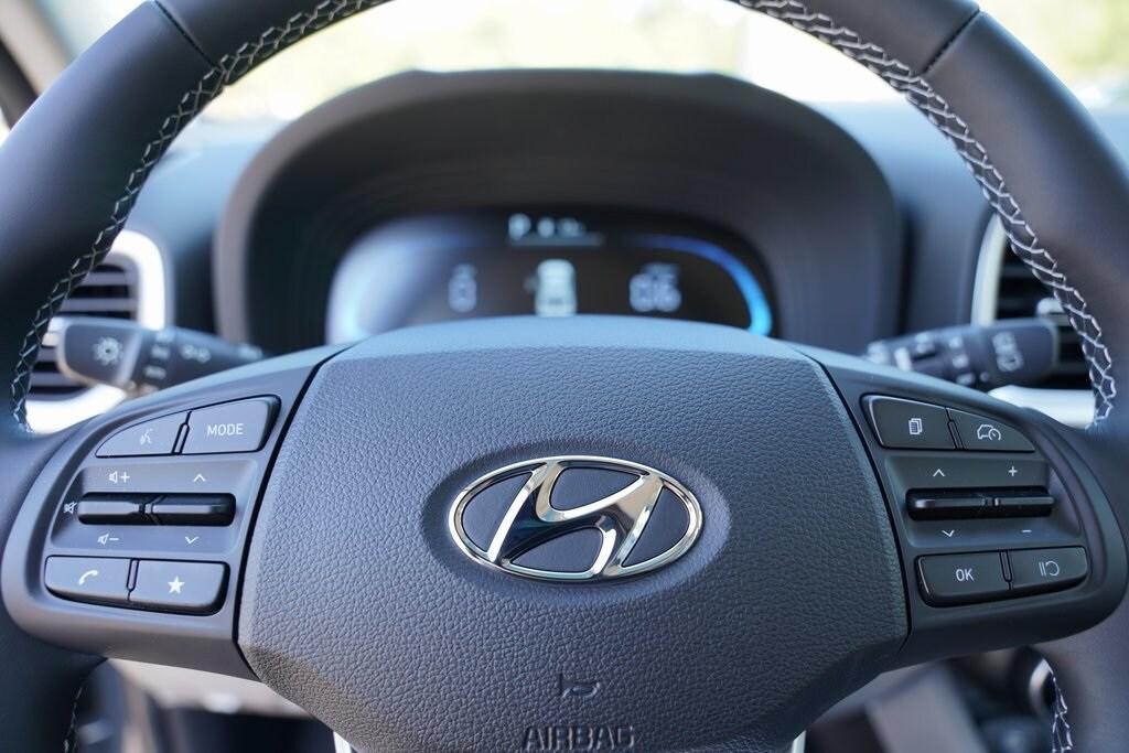 2025 Hyundai Venue SEL photo 18