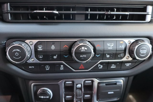 2025 Jeep Wrangler Sahara photo 20
