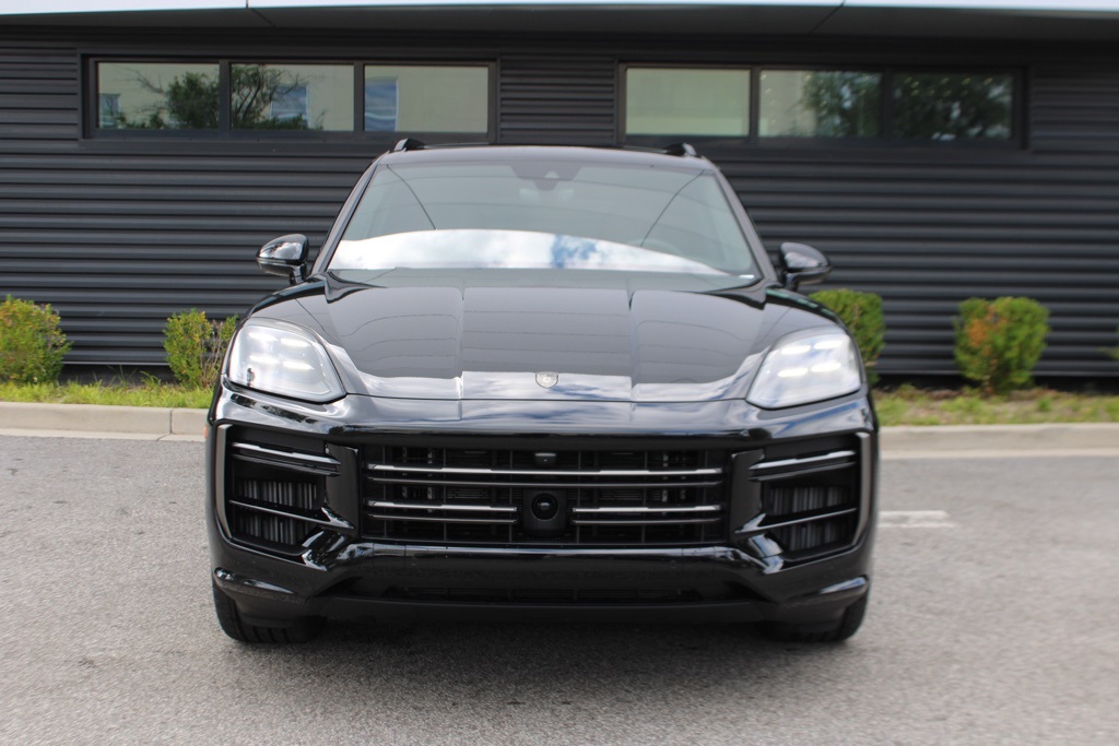 2025 Porsche Cayenne Turbo E-Hybrid photo 10