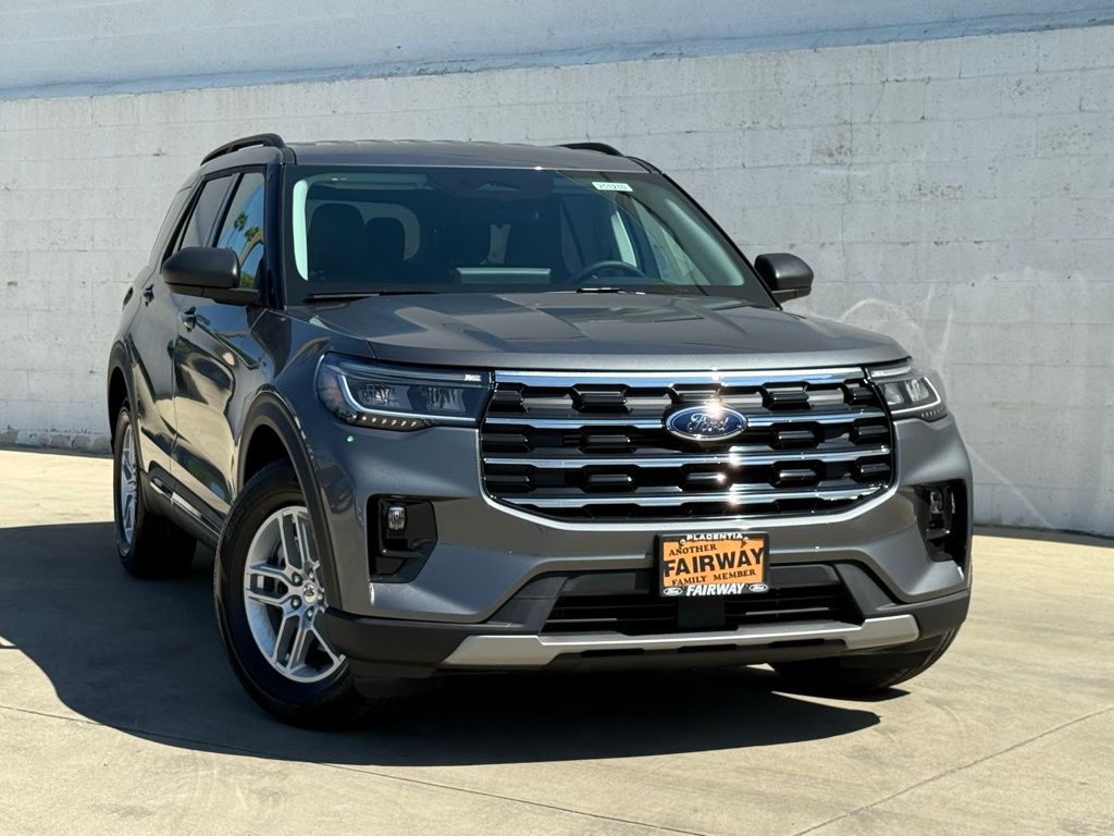 2025 Ford Explorer photo 2