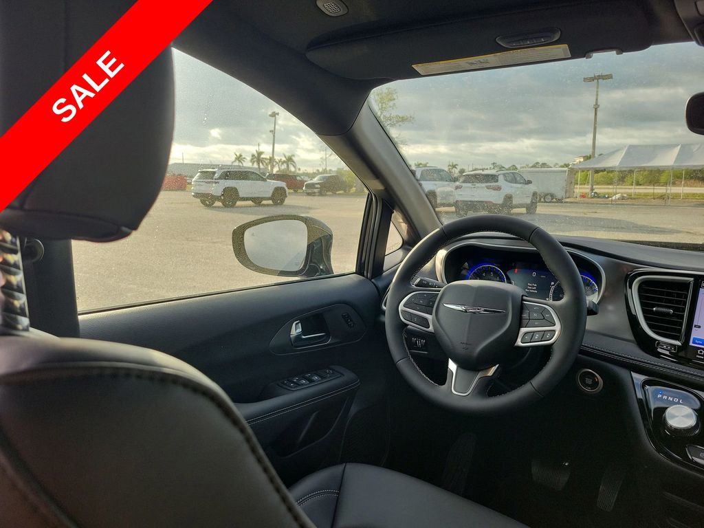 2025 Chrysler Pacifica photo 14
