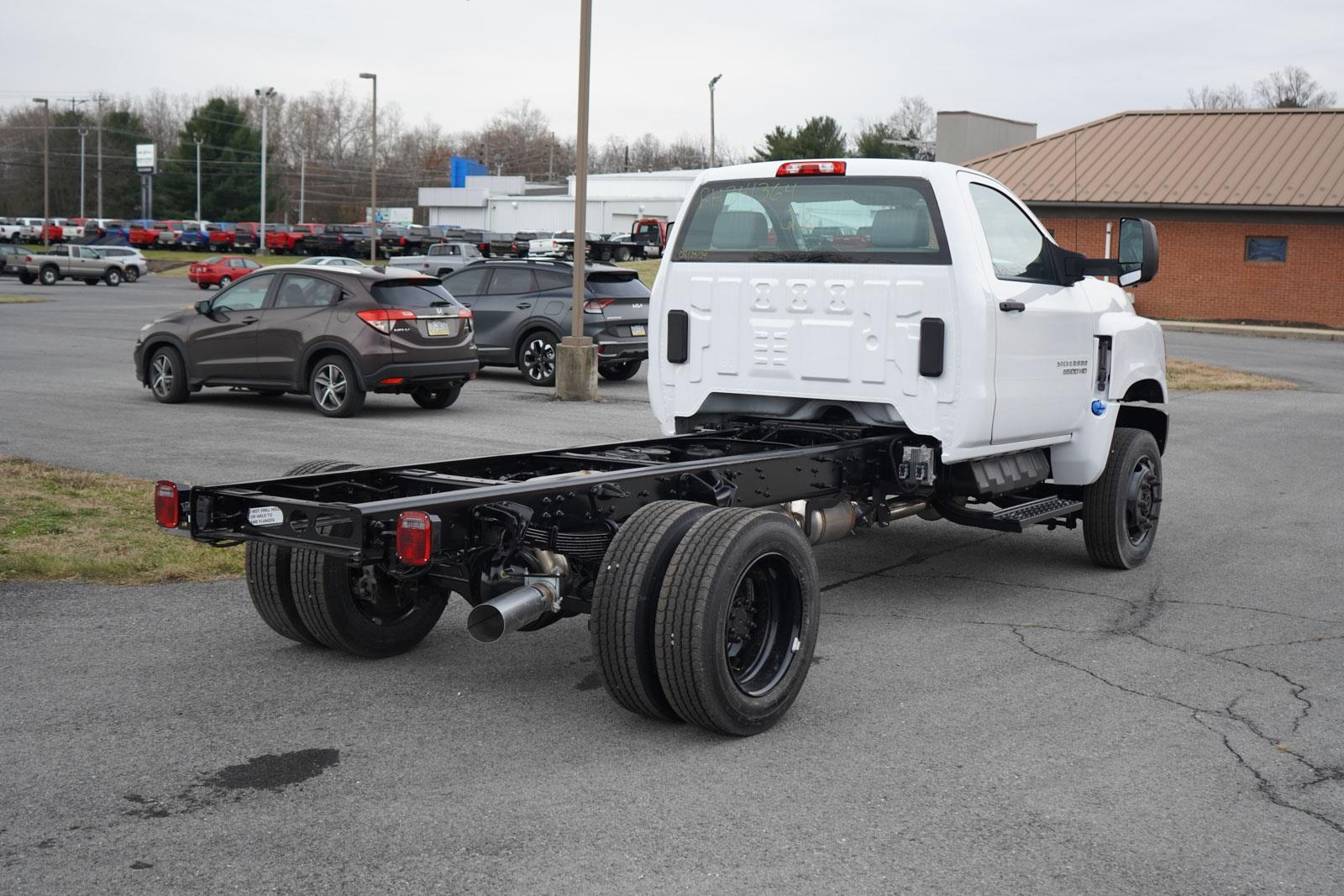 2024 Chevrolet Silverado 6500HD Work Truck photo 3