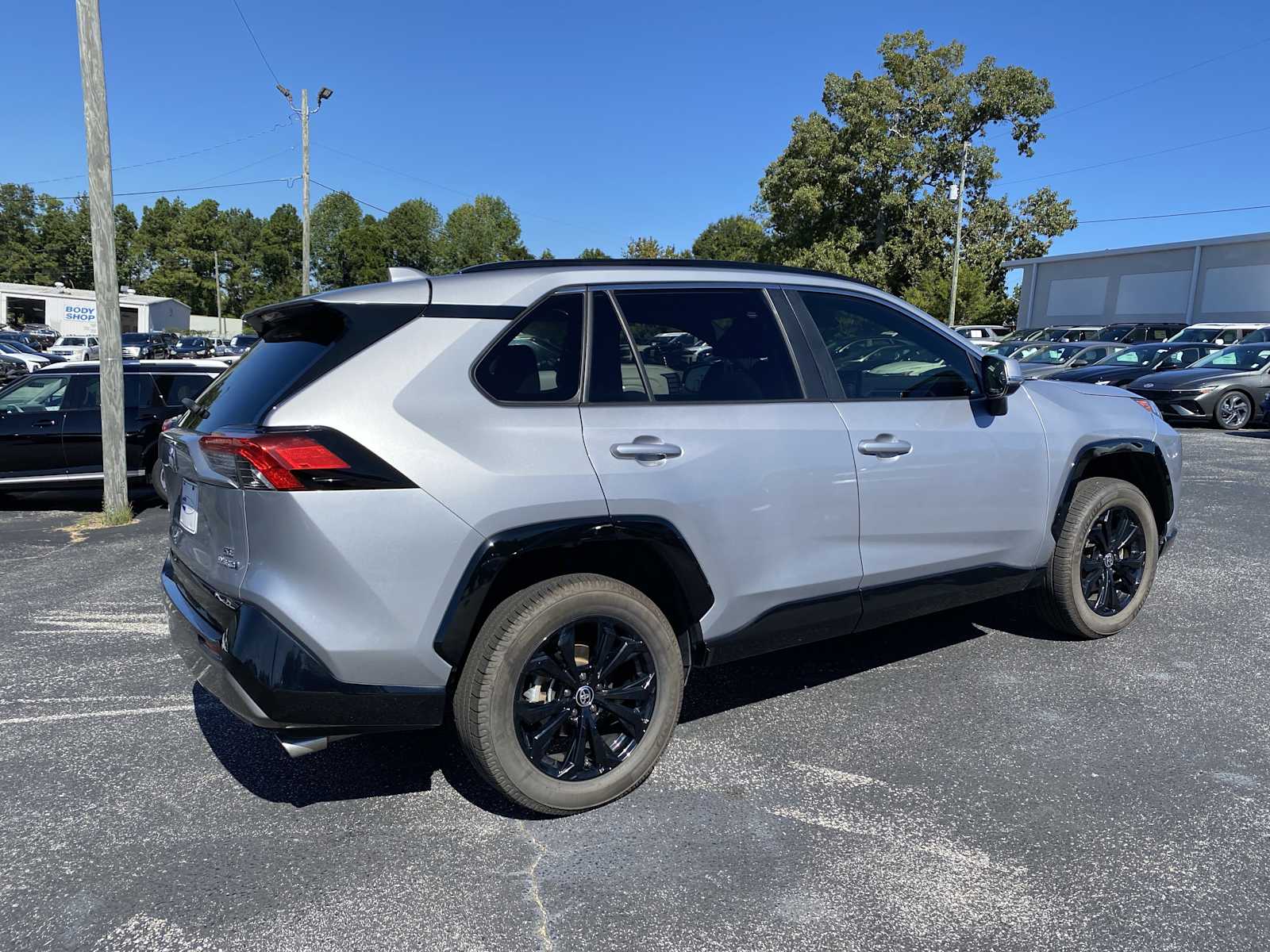 2022 Toyota RAV4 Hybrid SE photo 4