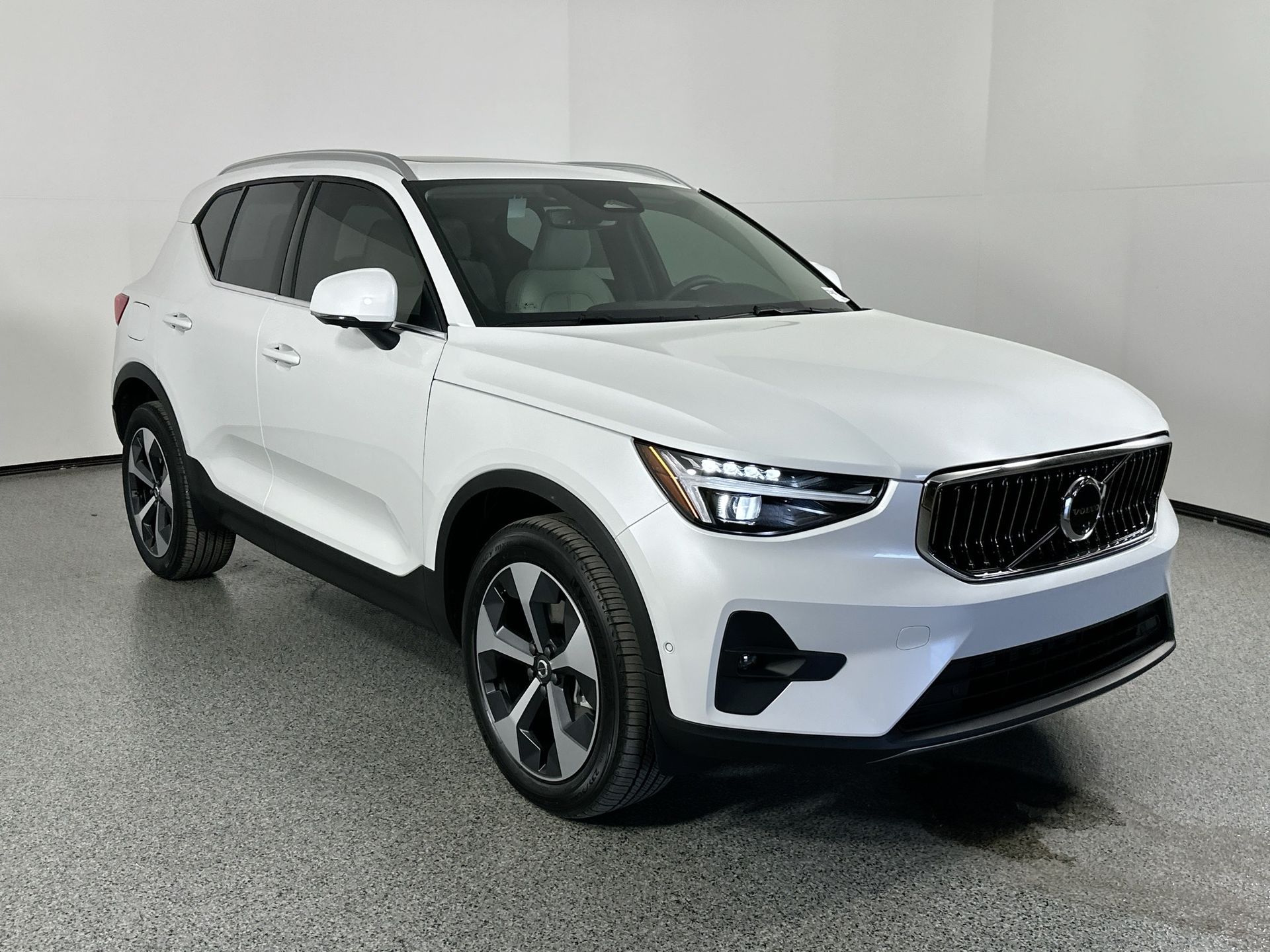 2025 Volvo XC40 AWD Plus photo 3
