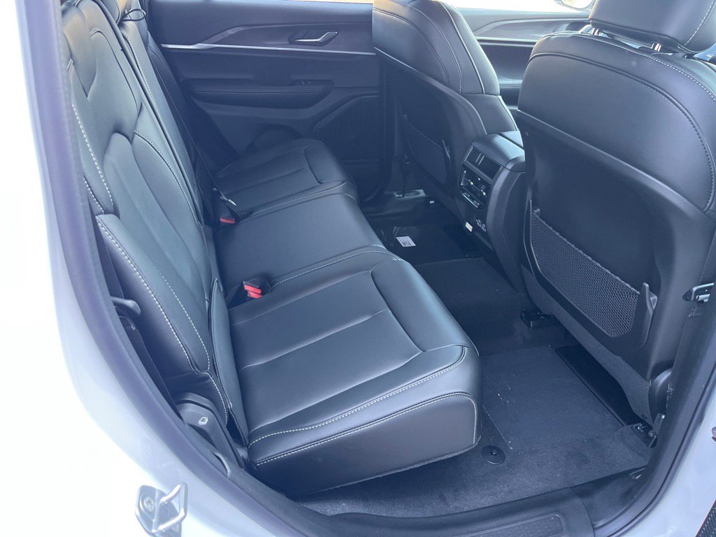 2025 Jeep Grand Cherokee Limited photo 17