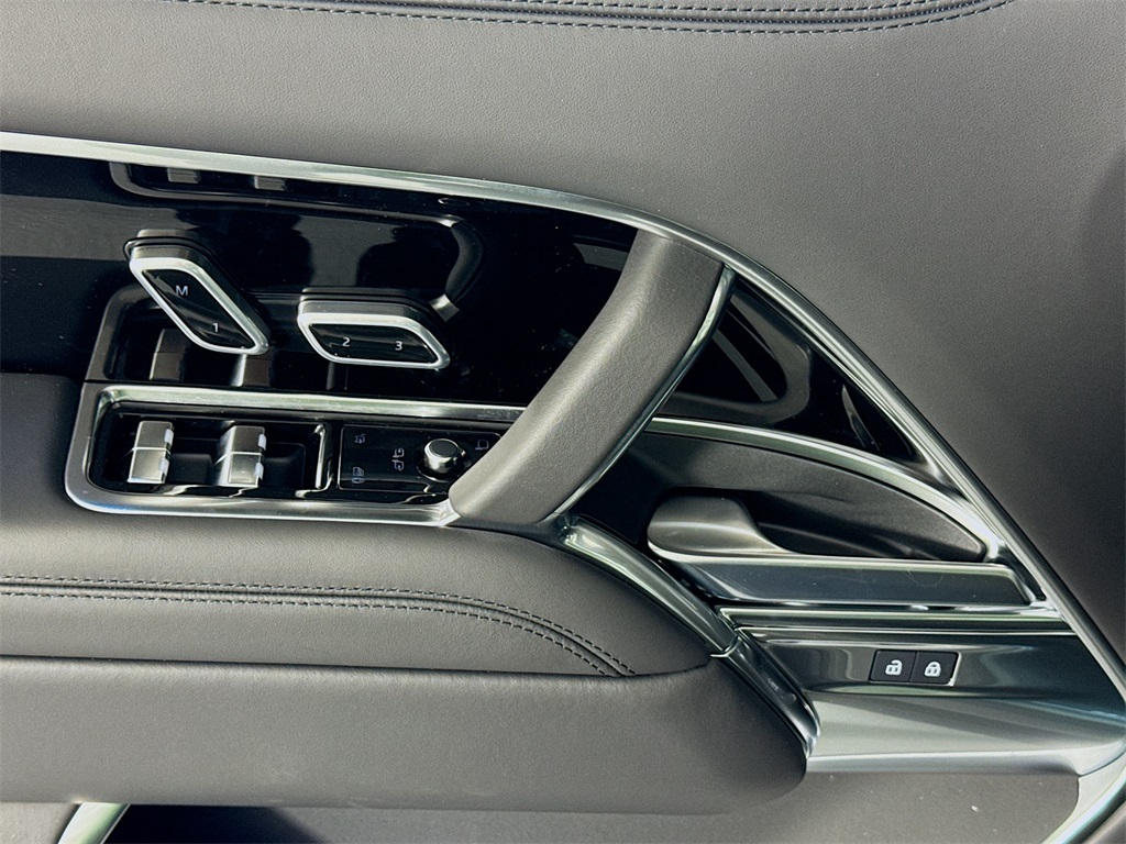 2025 Land Rover Range Rover SE photo 14