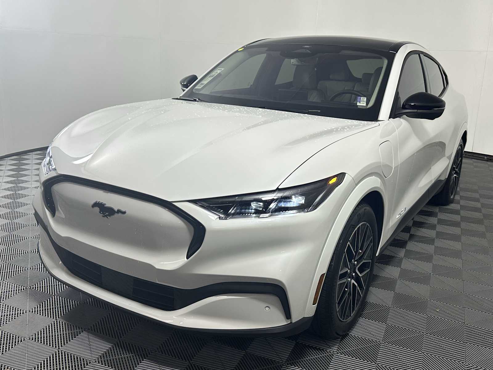 2025 Ford Mustang Mach-E Premium photo 3