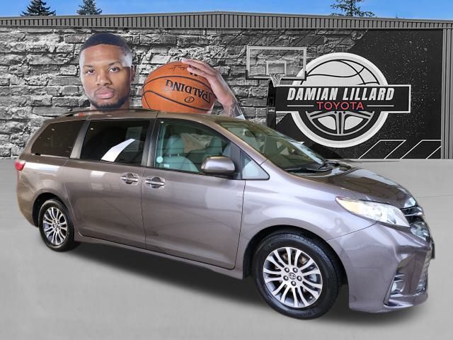 2019 Toyota Sienna XLE Premium's photo