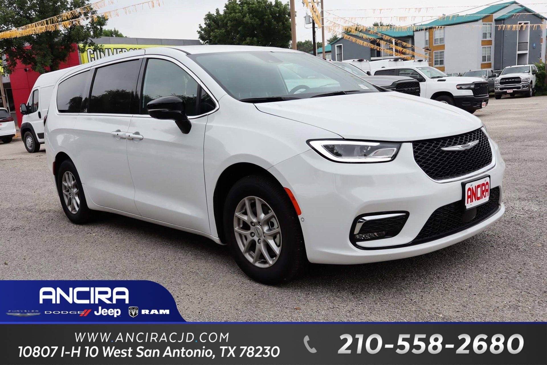 2025 Chrysler Pacifica Select's photo