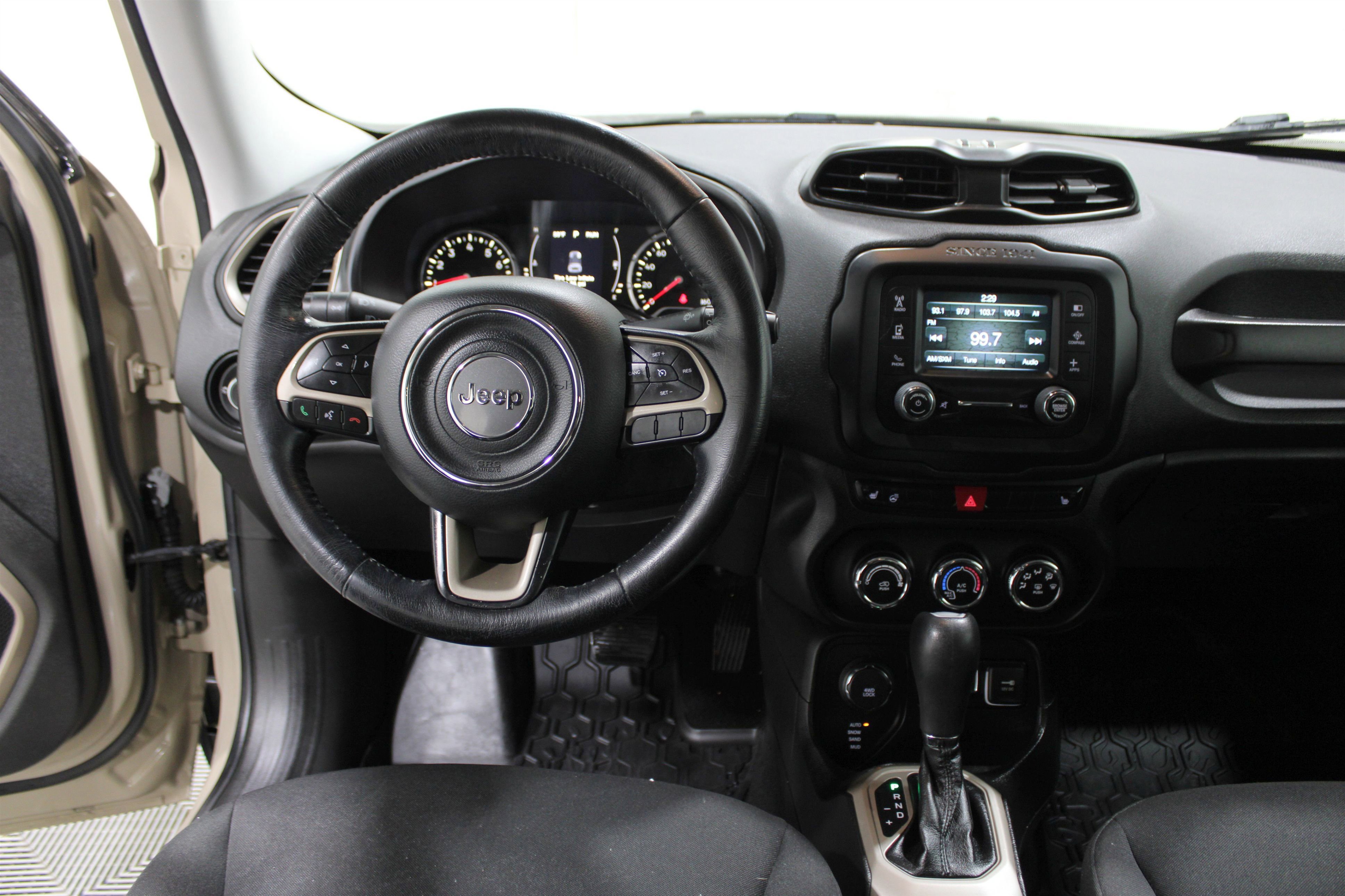 2016 Jeep Renegade Latitude photo 2