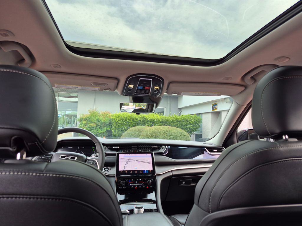 2023 Jeep Grand Cherokee Anniversary Edition photo 11