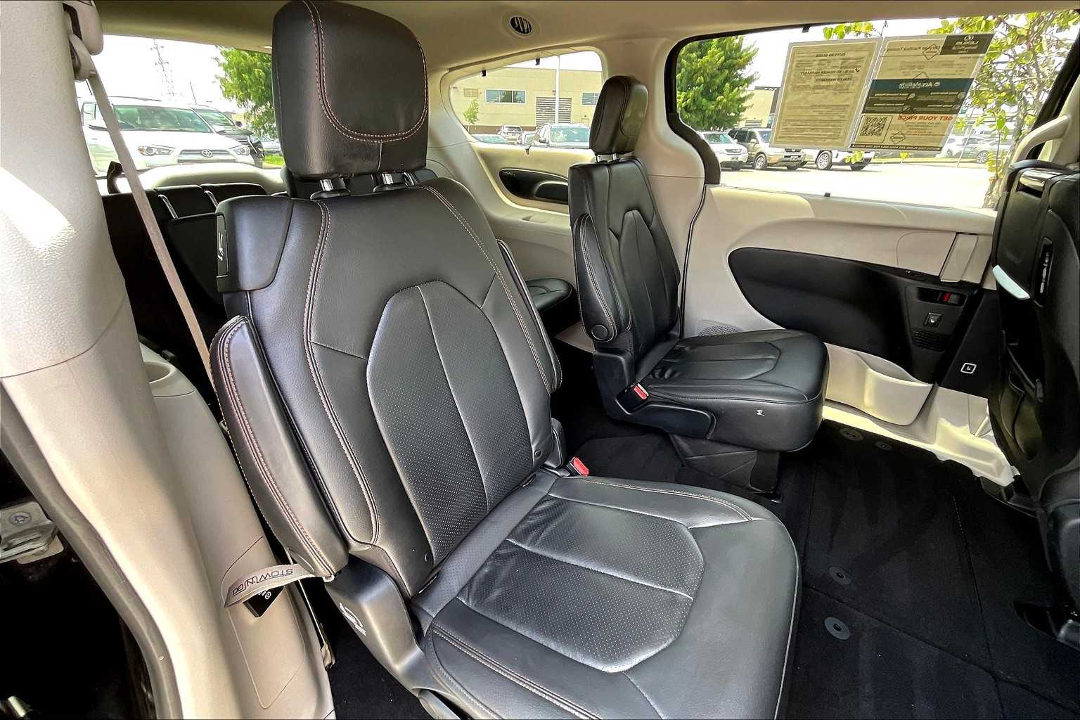 2020 Chrysler Pacifica Touring Plus photo 16