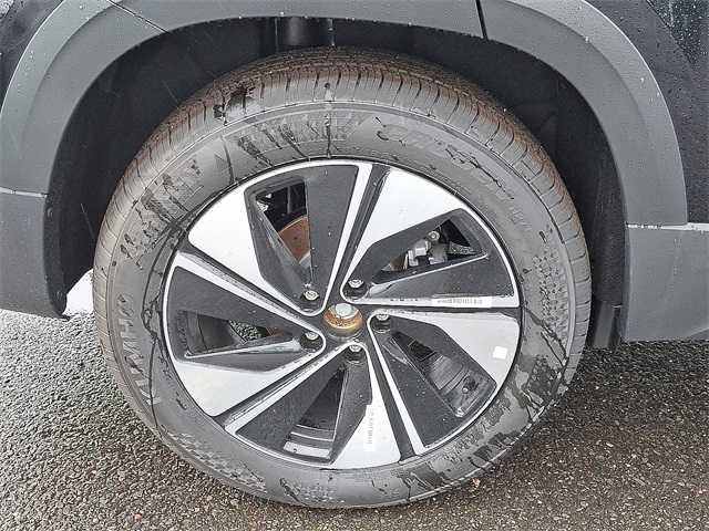 2025 Volkswagen Taos SE photo 3