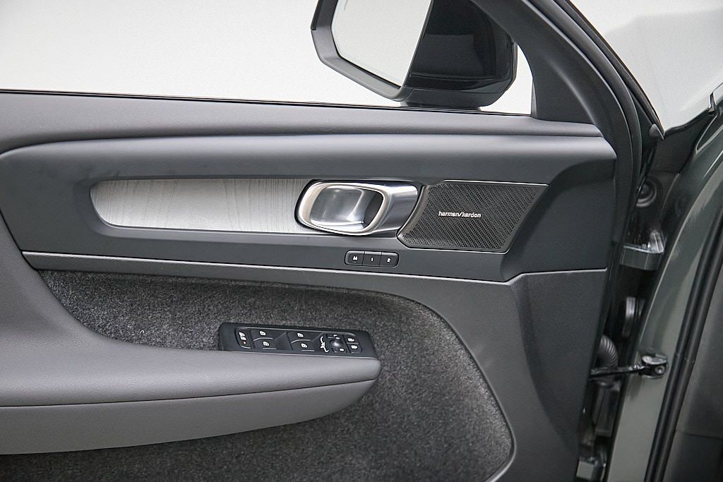 2026 VOLVO XC40 - Image 10