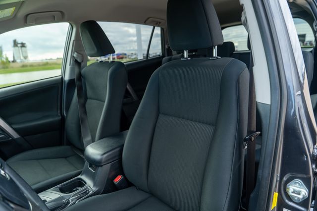 2017 Toyota RAV4 LE photo 17