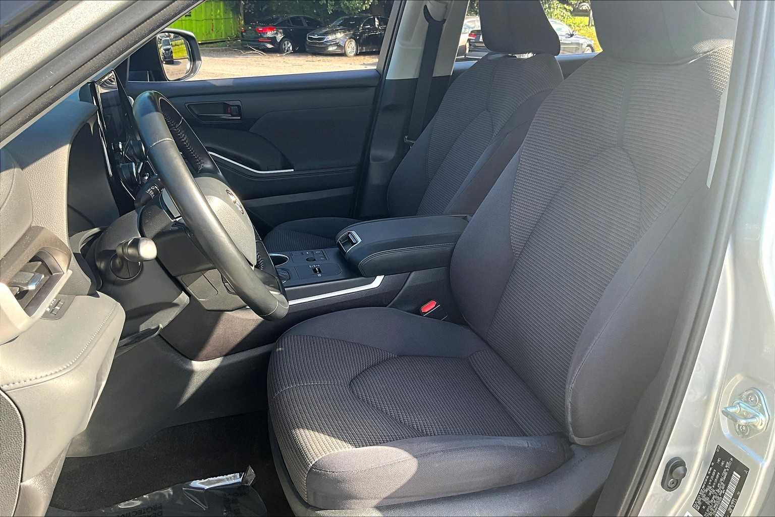 2023 Toyota Highlander LE photo 7