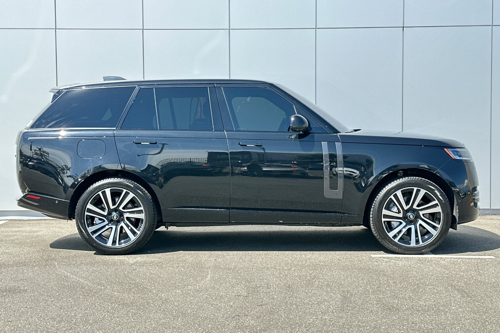 2023 Land Rover Range Rover SE photo 6