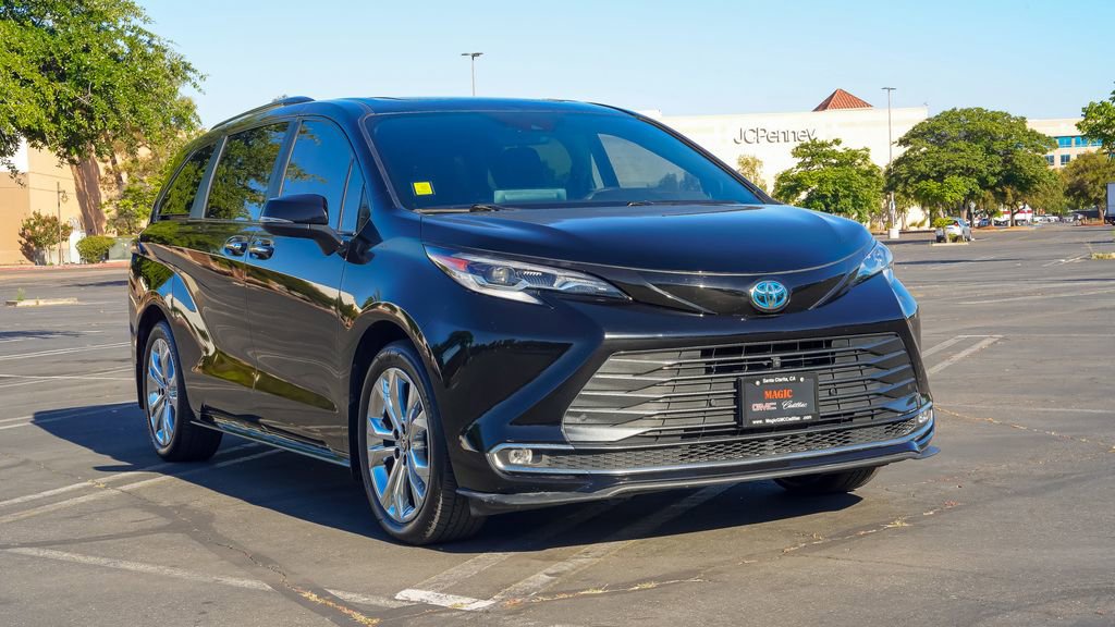 2022 Toyota Sienna Platinum photo 3