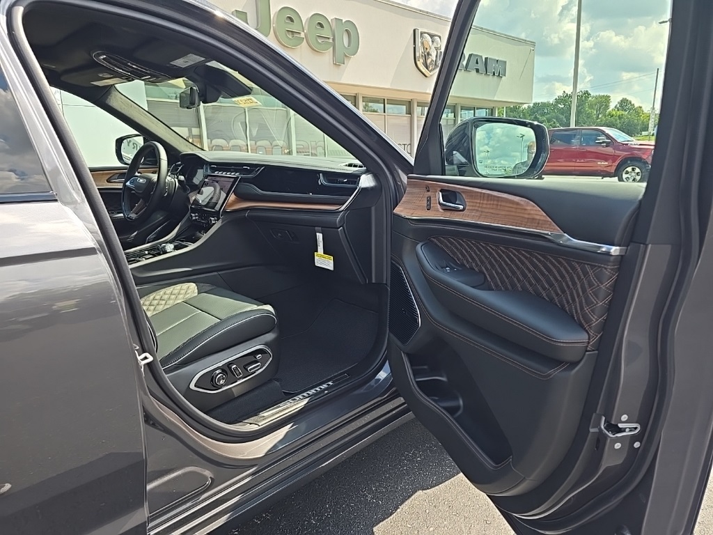 2025 Jeep Grand Cherokee L Summit Reserve photo 16