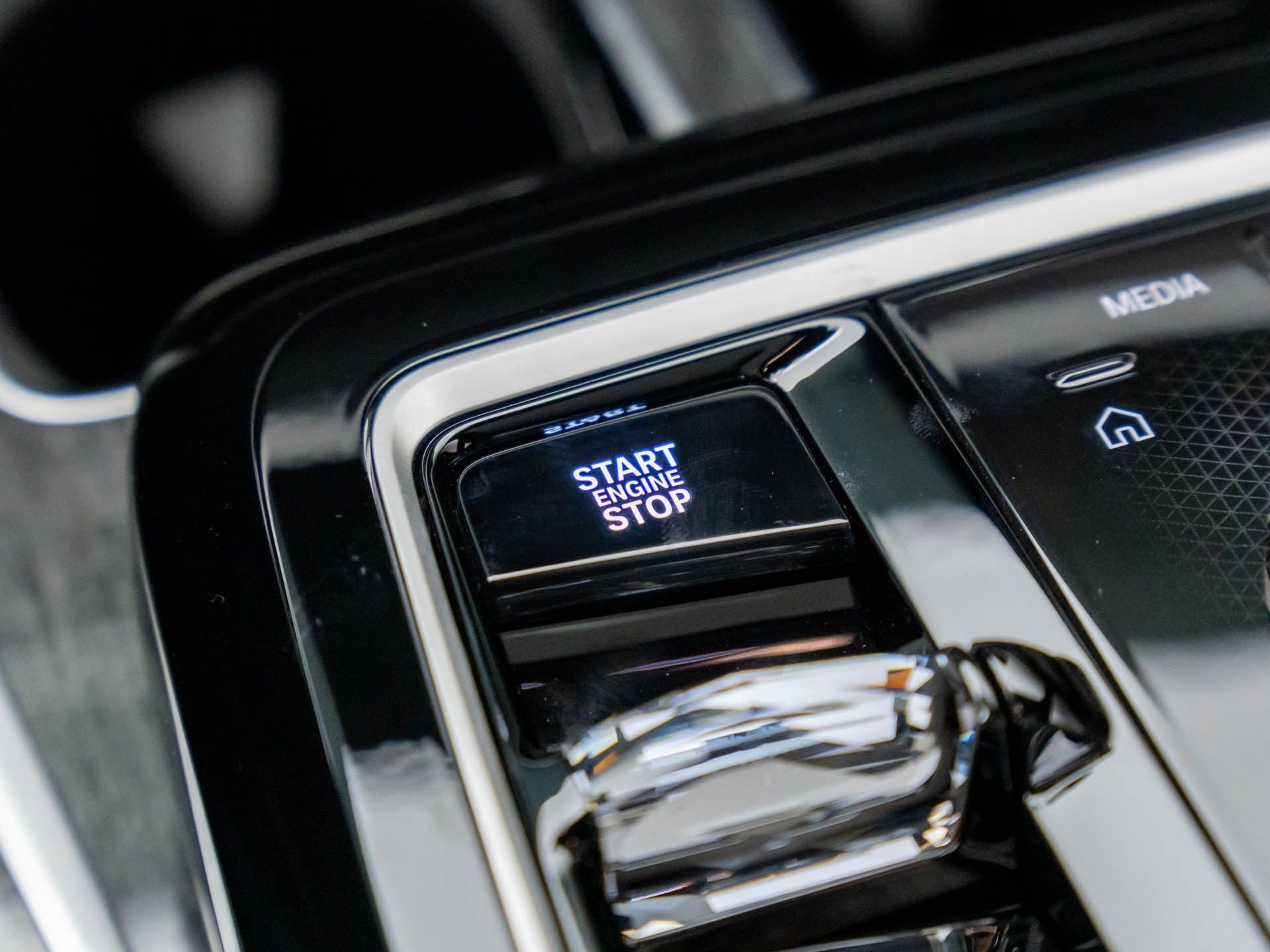 New 2025 Mineral White Metallic BMW 750e xDrive image 20