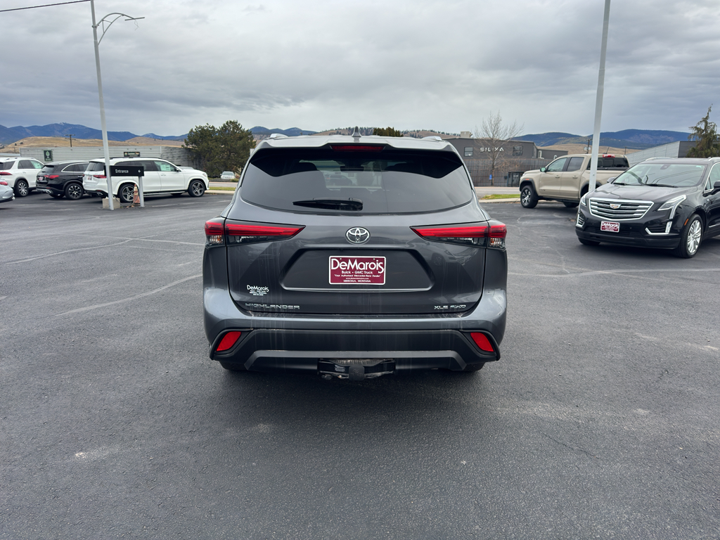 2021 Toyota Highlander XLE photo 3