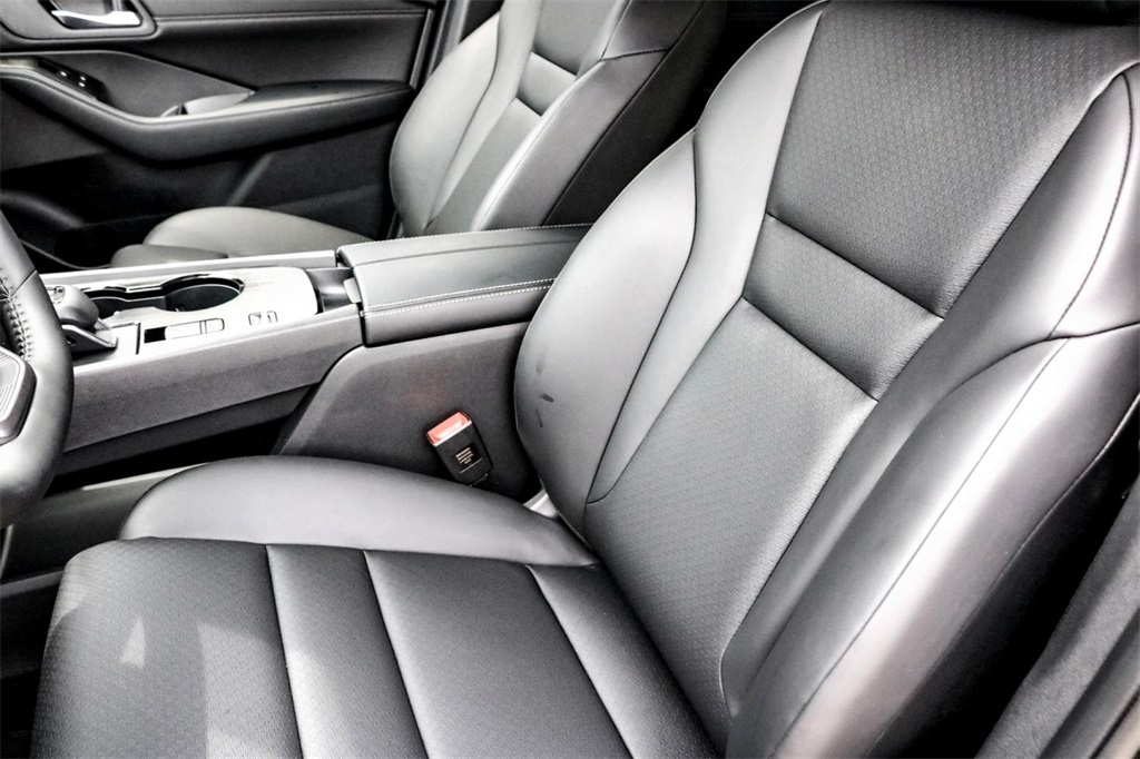 2025 Nissan Rogue SV photo 9