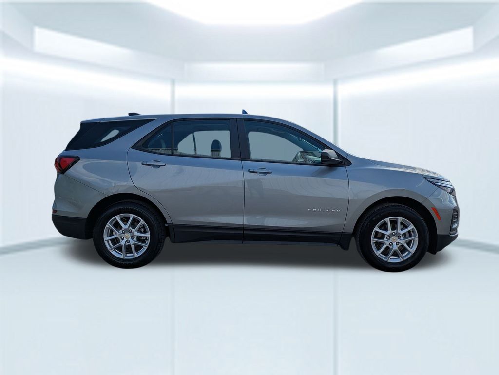 2023 Chevrolet Equinox LS photo 4