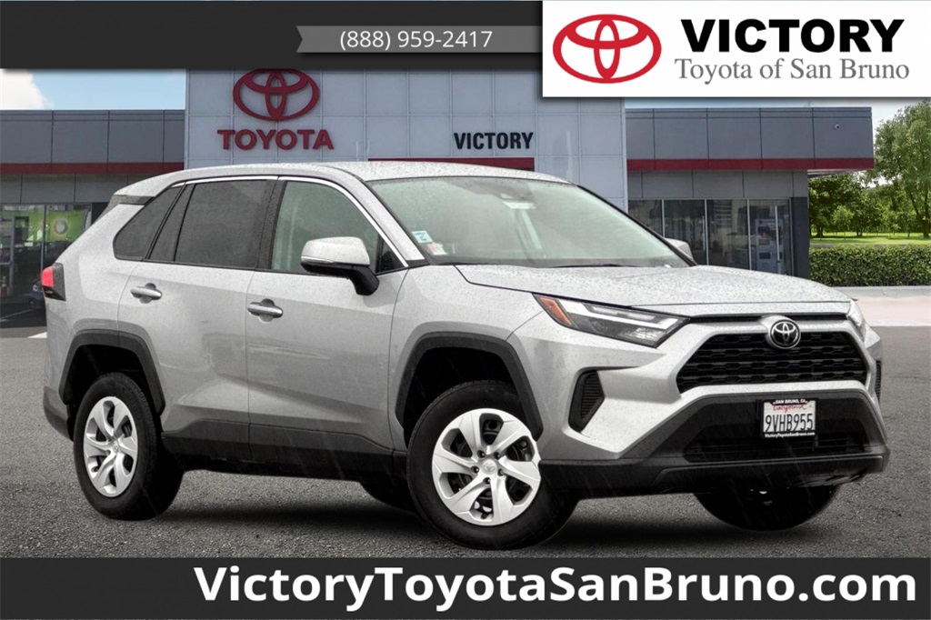 2025 Toyota RAV4 LE's photo