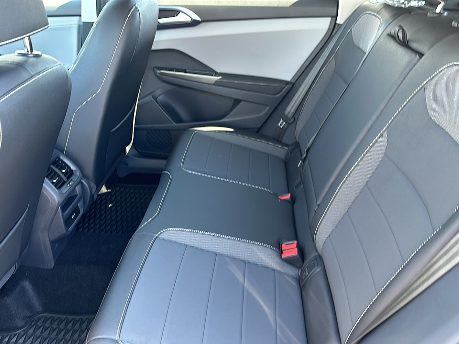 2024 Volkswagen Taos SE photo 4