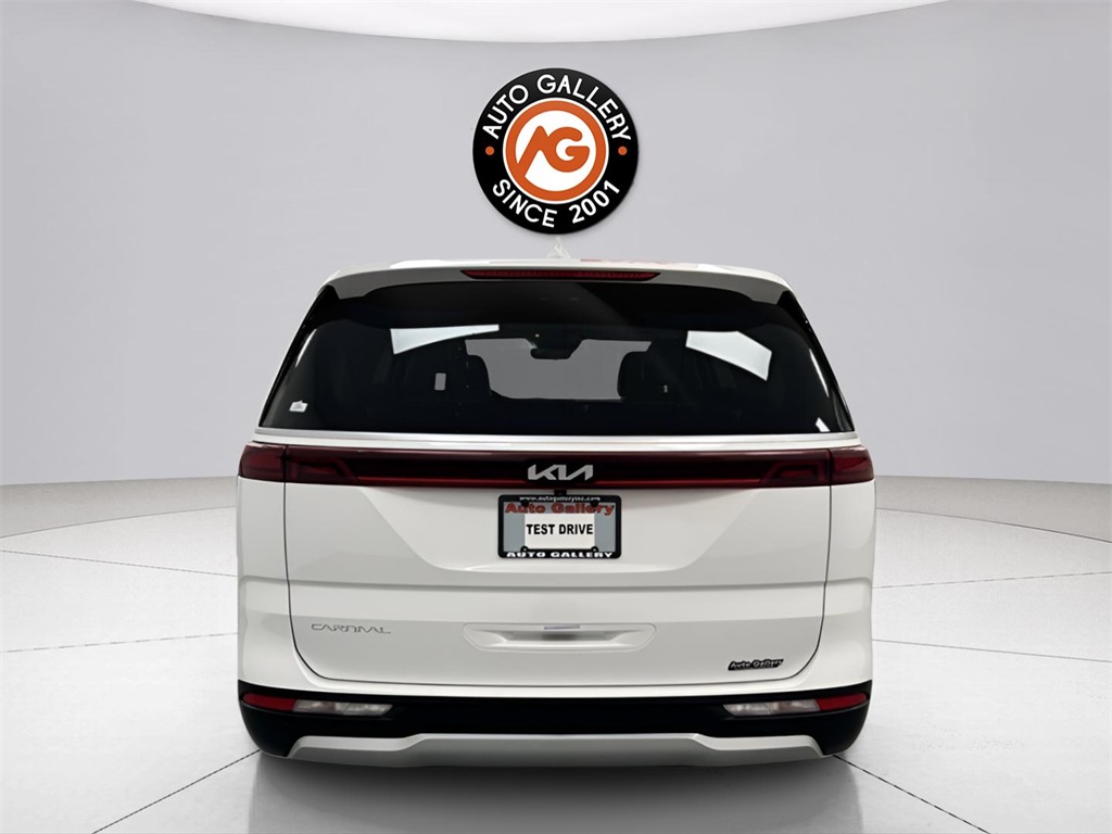 2024 Kia Carnival LX photo 6