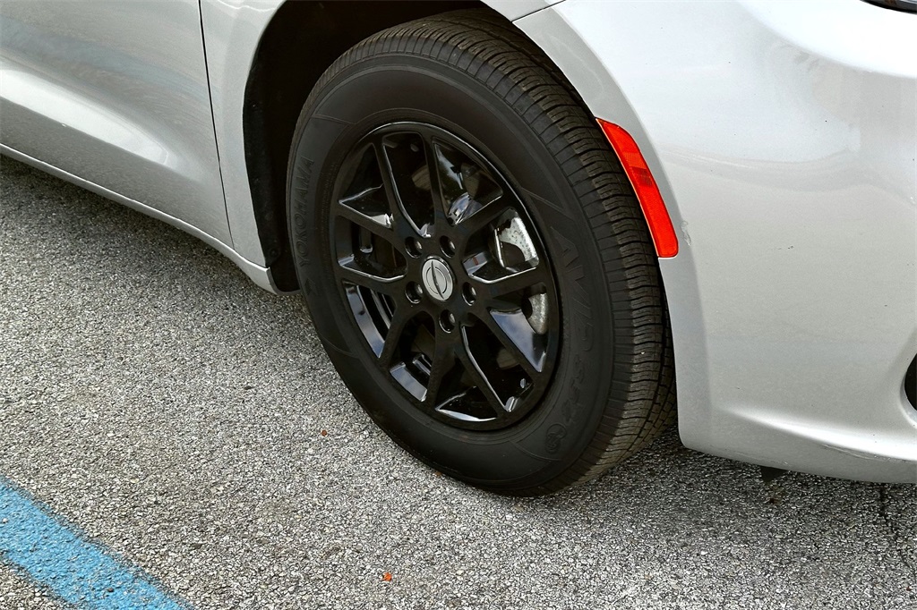 2024 Chrysler Pacifica Touring L photo 5