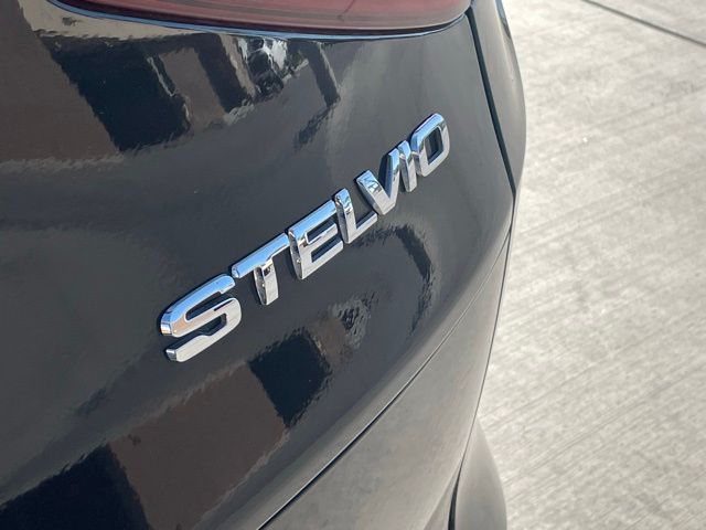 2023 Alfa Romeo Stelvio Ti photo 2