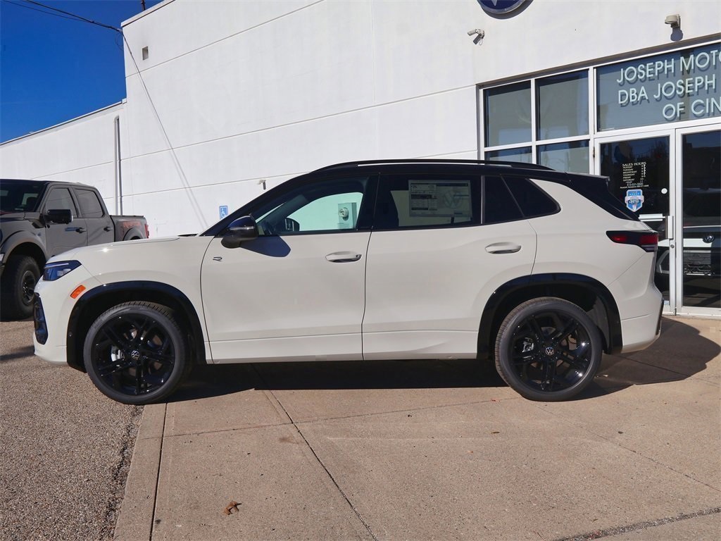 2026 Volkswagen Tiguan SE R-Line Black photo 2