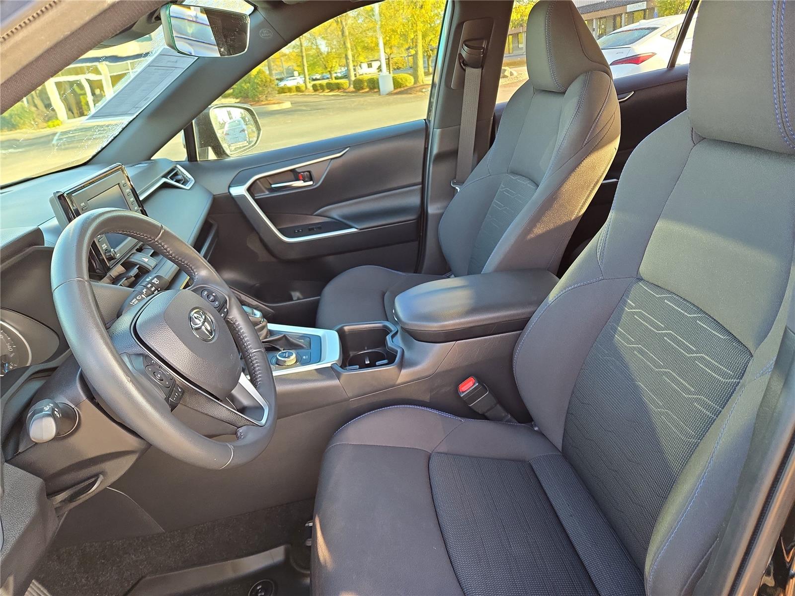2022 Toyota RAV4 Hybrid SE photo 3
