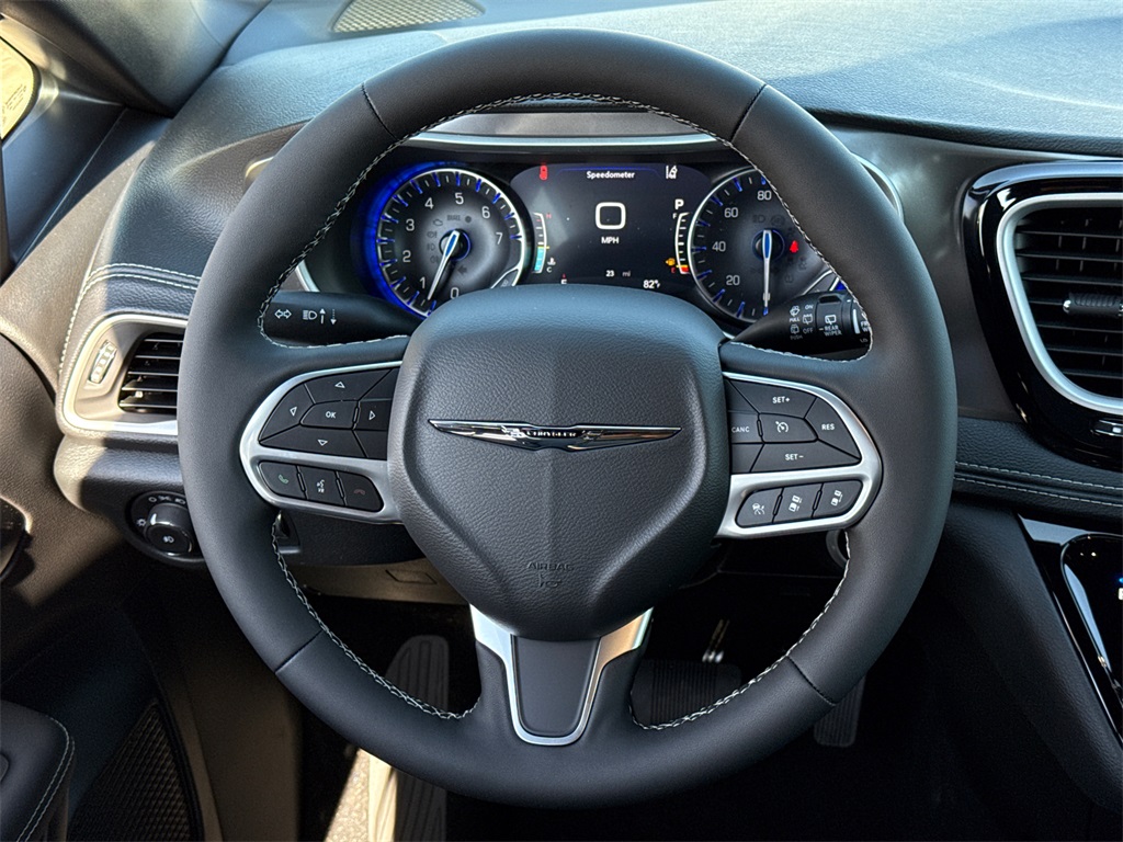 2025 Chrysler Pacifica photo 22