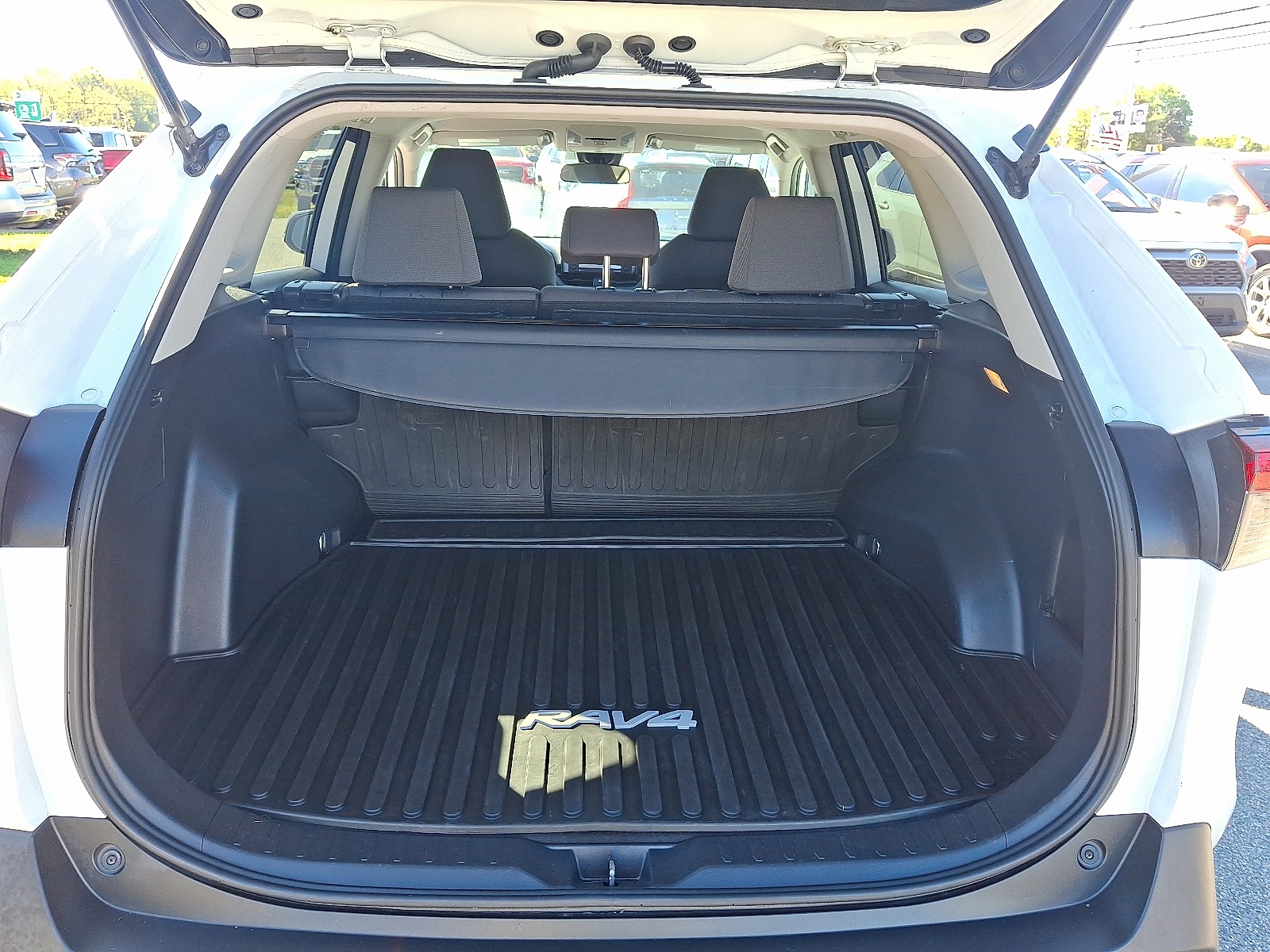 2020 Toyota RAV4 XLE photo 25