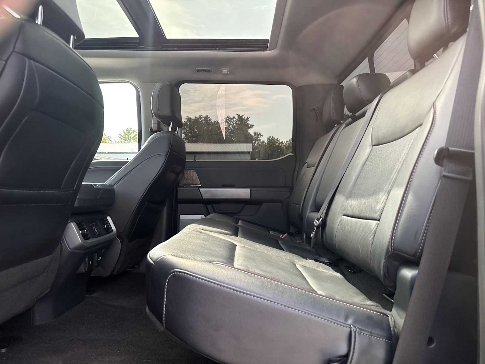 2022 Ford F-150 Lariat photo 39