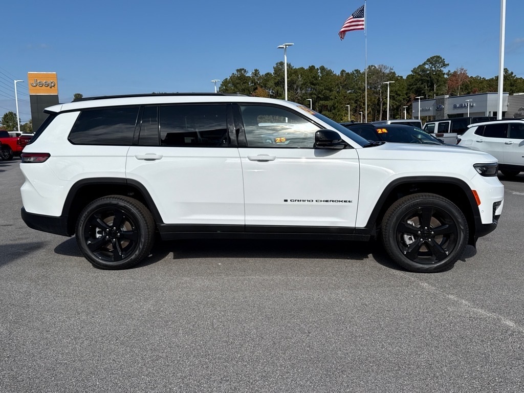 2025 Jeep Grand Cherokee Limited photo 2