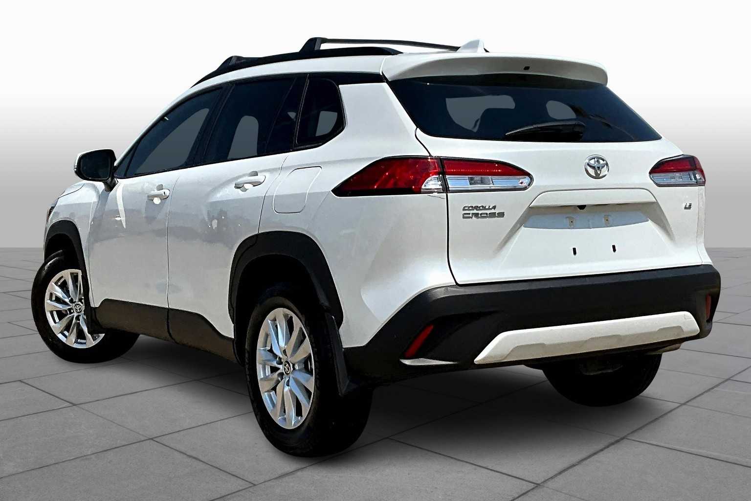 2023 Toyota Corolla Cross LE photo 10