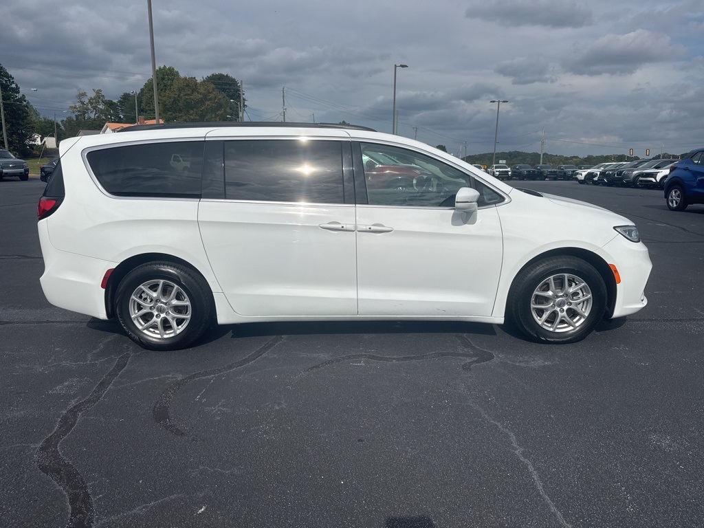 2022 Chrysler Pacifica Touring L photo 2