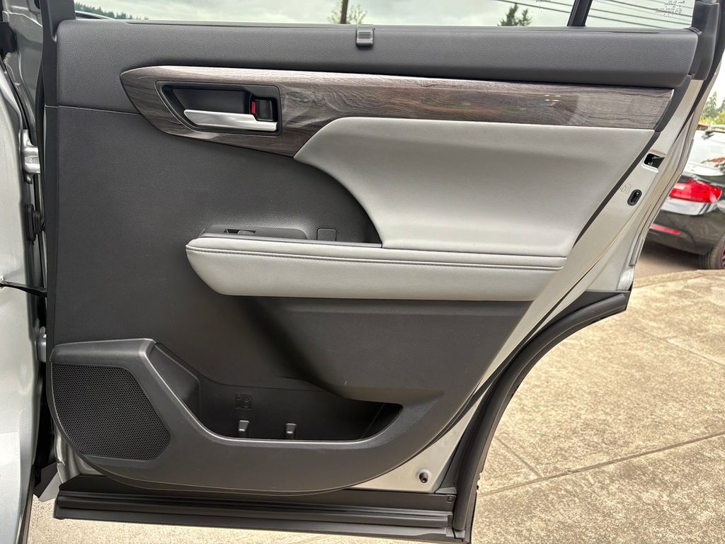 2024 Toyota Highlander Platinum photo 31